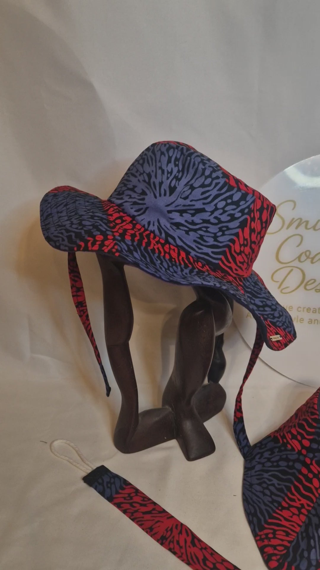 African Wax Print Baby Set – Sun Hat, Bib & Pacifier Clip (499 kr)