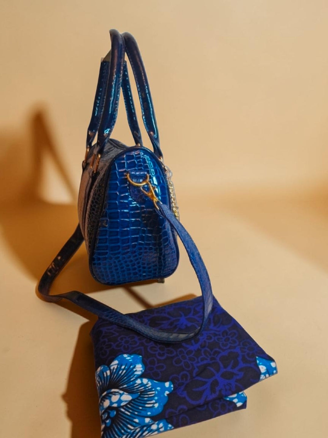 African Wax Print/Vegan leather Barrel Bag (895 kr)