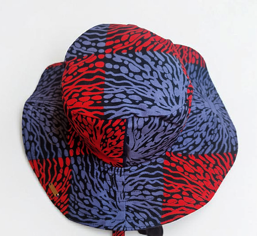 African Wax Print Baby Set – Sun Hat, Bib & Pacifier Clip (499 kr)