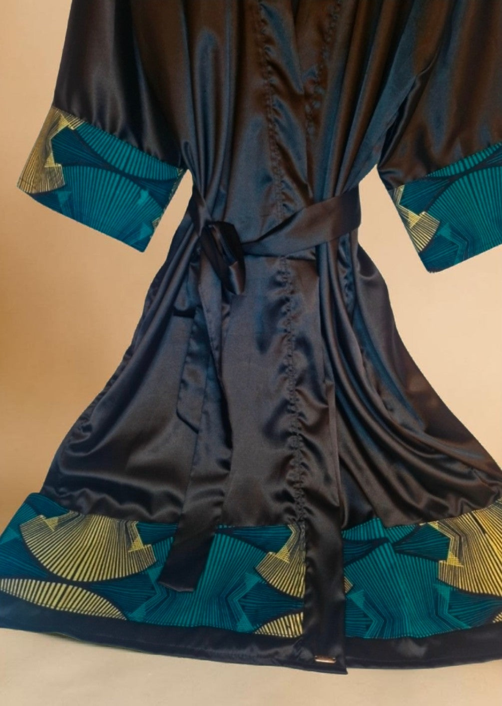 African Waxprint/Black Satin Robe-One (699 kr)