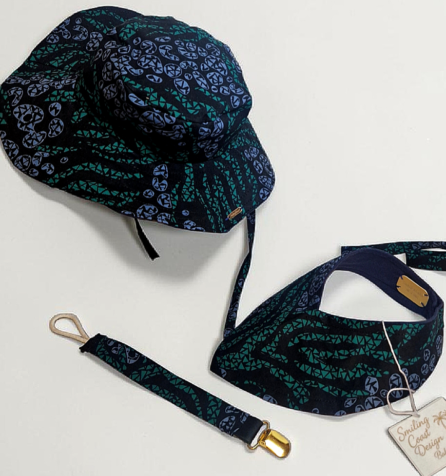 African Wax Print Baby Set – Sun Hat, Bib & Pacifier Clip(499 kr)