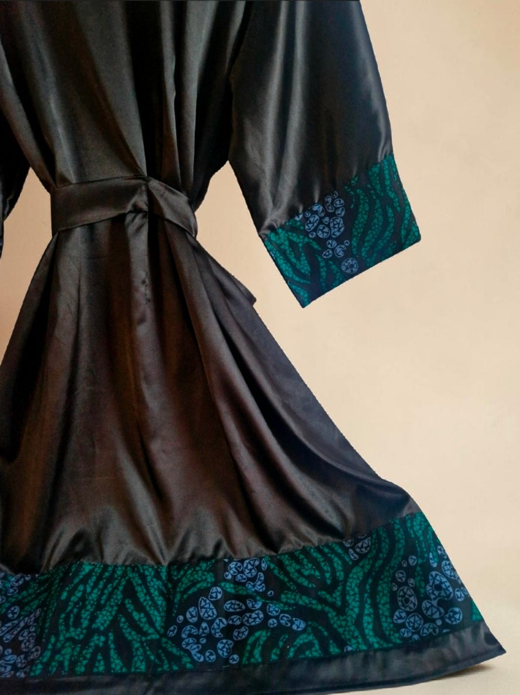 African Wax Print/Black Satin Robe (699 kr)