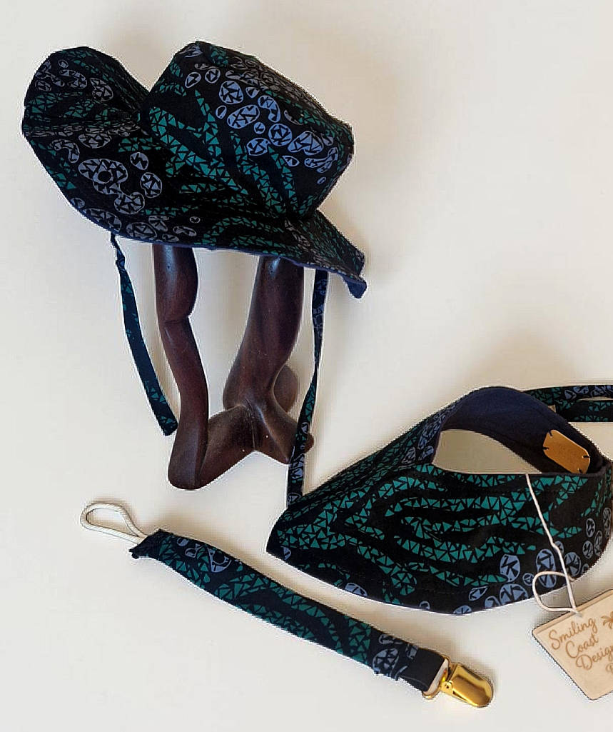 African Wax Print Baby Set – Sun Hat, Bib & Pacifier Clip(499 kr)
