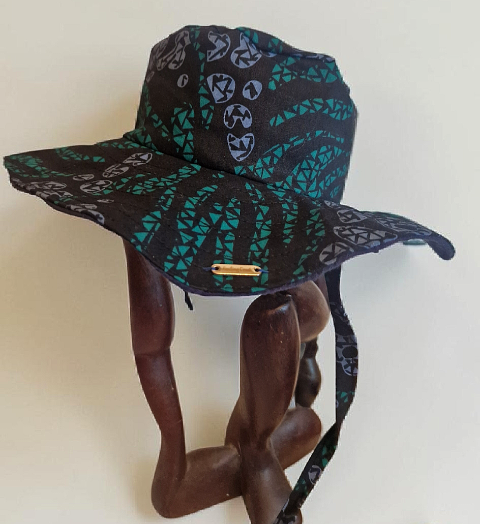 African Wax Print Baby Set – Sun Hat, Bib & Pacifier Clip(499 kr)