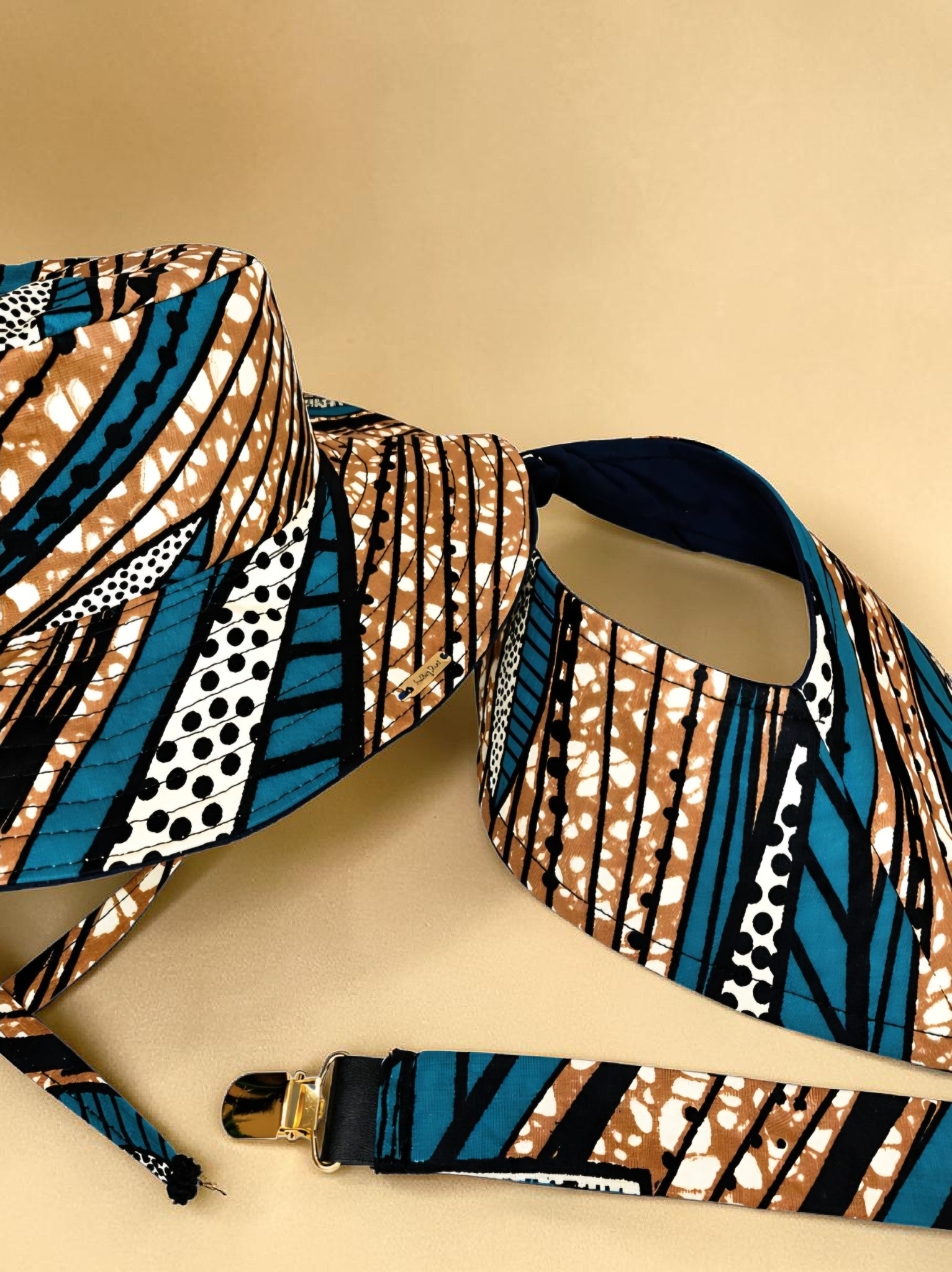 African Wax Print Baby Set –  Sun Hat, Bib & Pacifier Clip(499 kr)