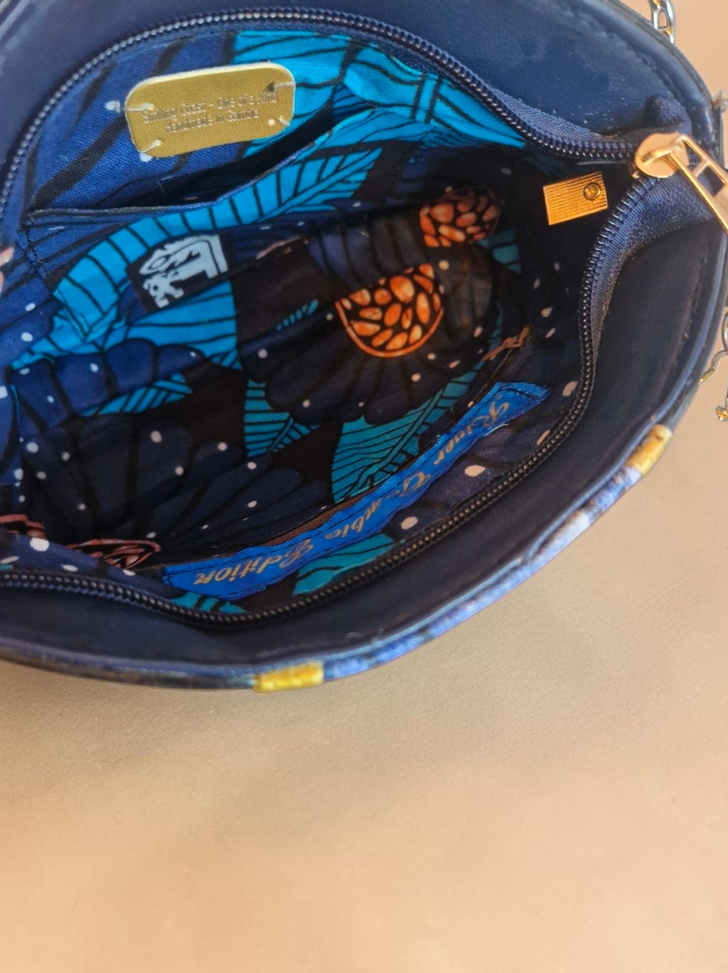 Animalprint-waxprint crossbody bag (595 kr)