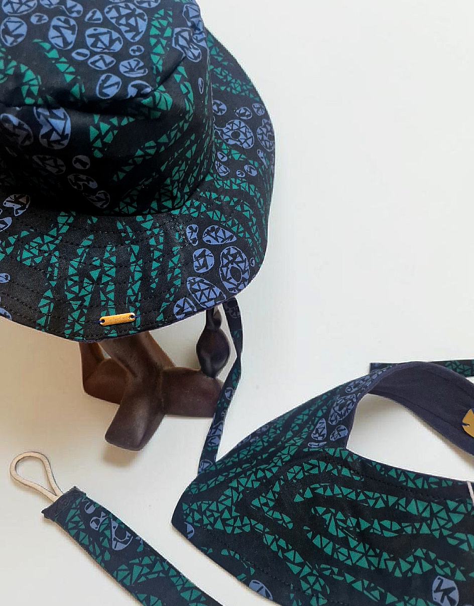 African Wax Print Baby Set – Sun Hat, Bib & Pacifier Clip(499 kr)