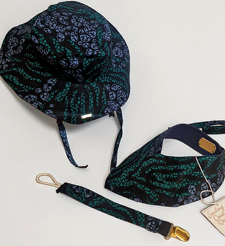 African Wax Print Baby Set – Sun Hat, Bib & Pacifier Clip(499 kr)