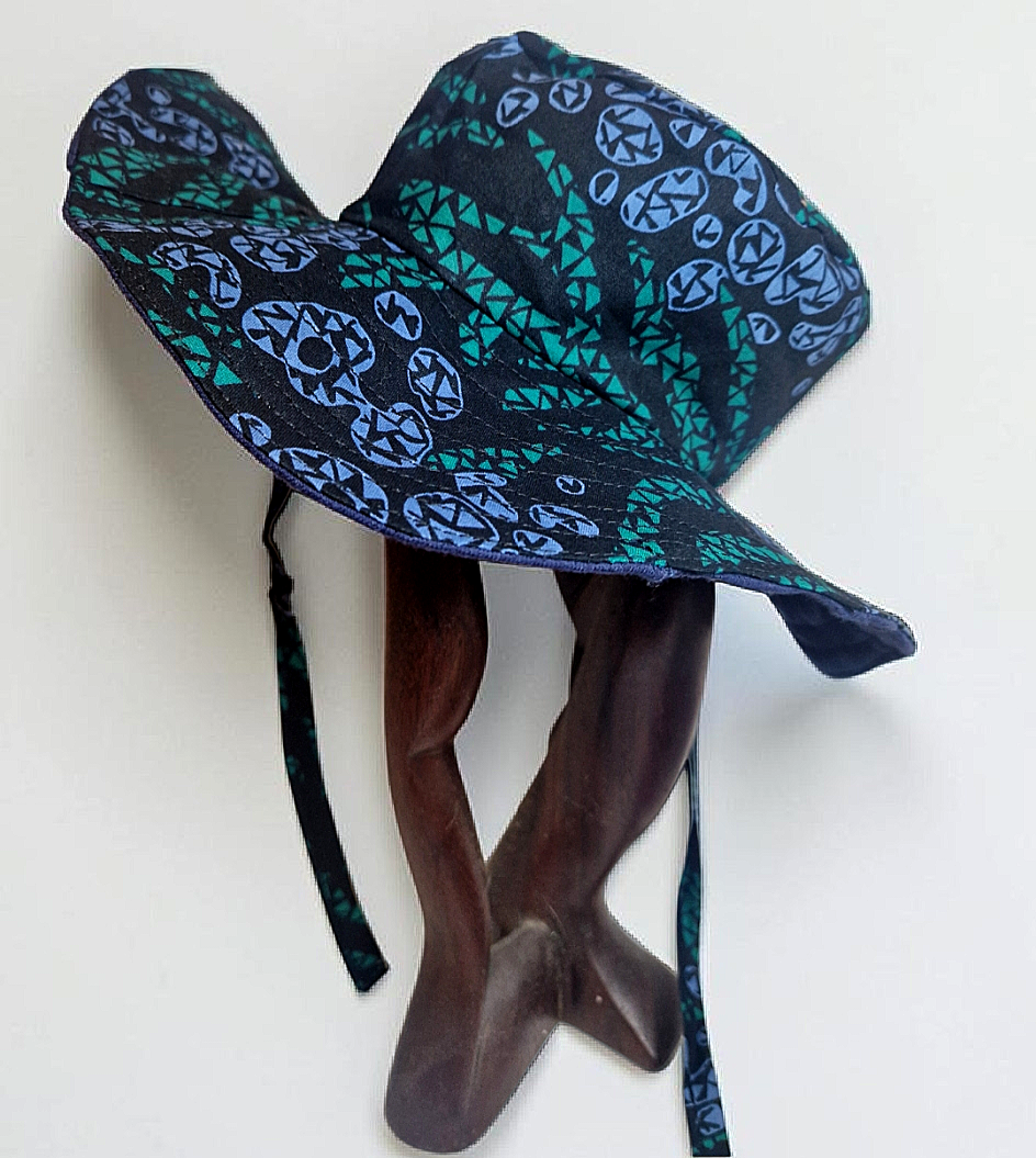 African Wax Print Baby Set – Sun Hat, Bib & Pacifier Clip(499 kr)