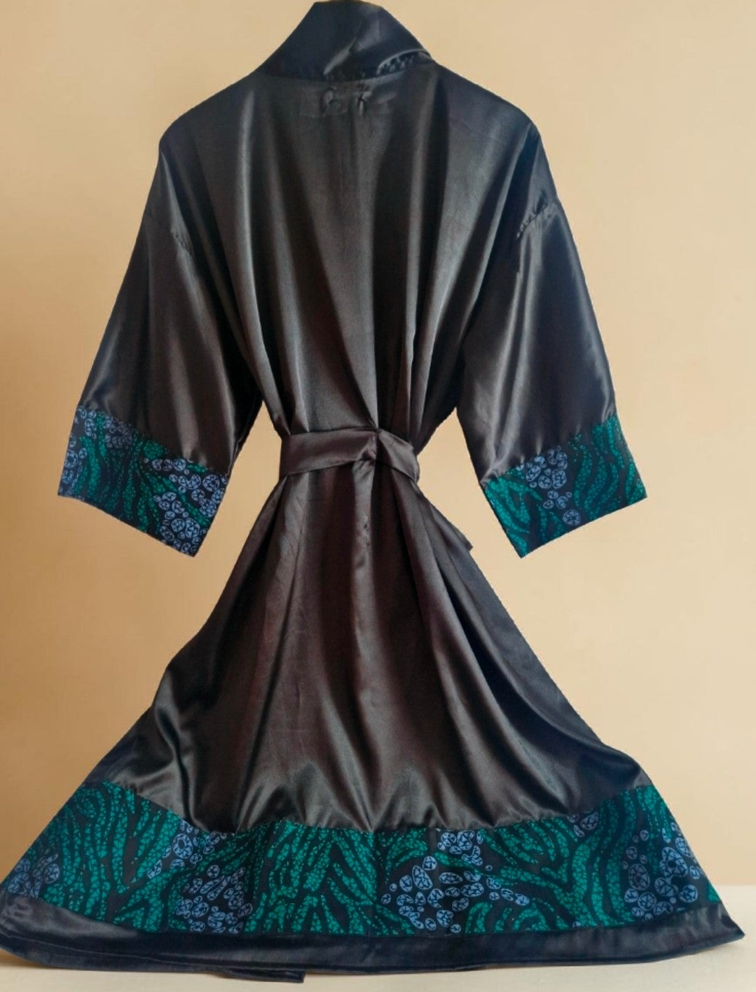 African Wax Print/Black Satin Robe (699 kr)