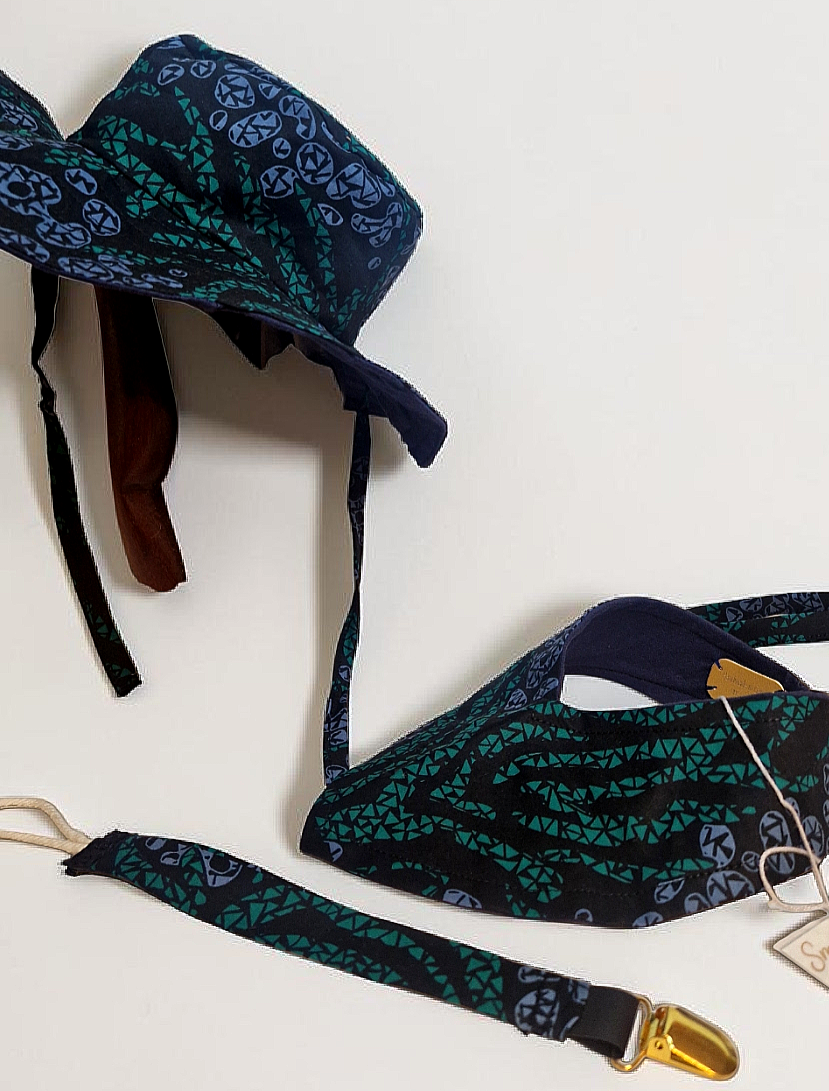 African Wax Print Baby Set – Sun Hat, Bib & Pacifier Clip(499 kr)