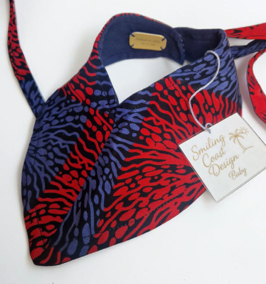 African Wax Print Baby Set – Sun Hat, Bib & Pacifier Clip (499 kr)