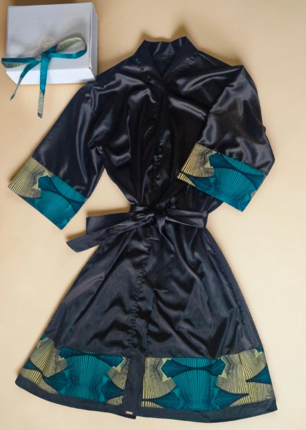 African Waxprint/Black Satin Robe-One (699 kr)
