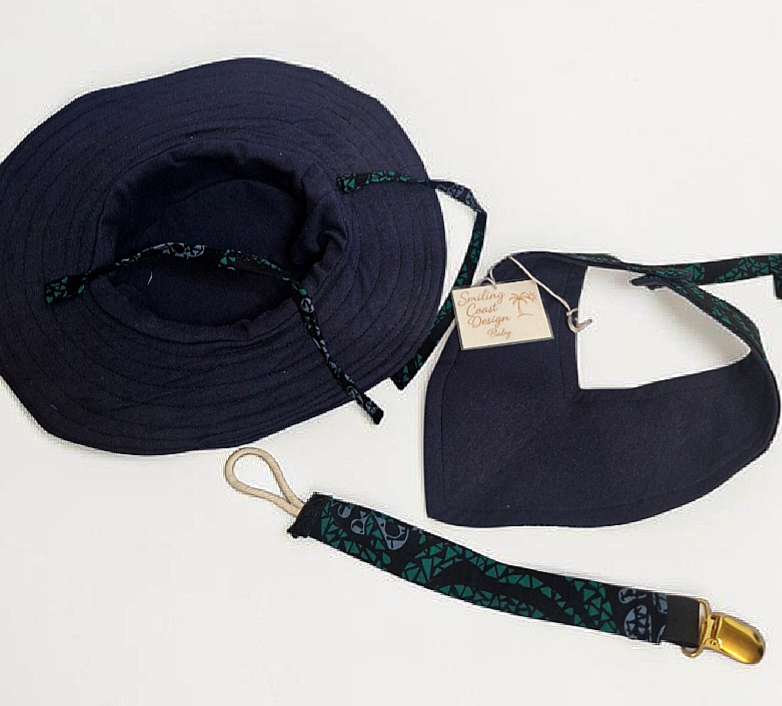 African Wax Print Baby Set – Sun Hat, Bib & Pacifier Clip(499 kr)