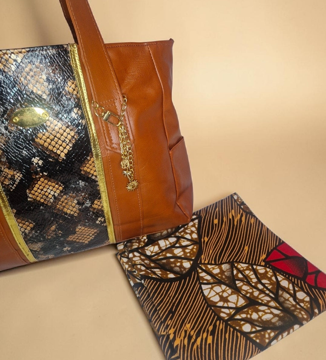 Snakeskin-print/ Vegan Leather -Shopper bag (1295 kr)
