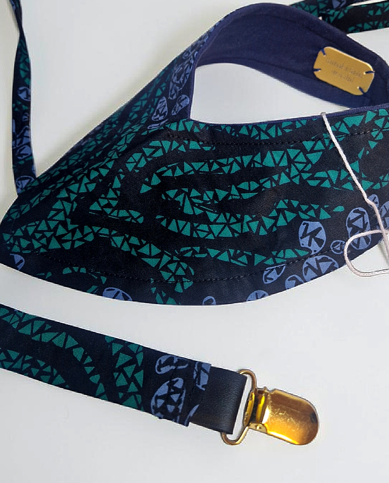 African Wax Print Baby Set – Sun Hat, Bib & Pacifier Clip(499 kr)
