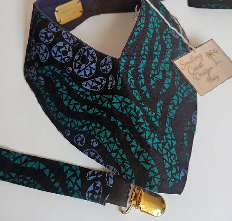 African Wax Print Baby Set – Sun Hat, Bib & Pacifier Clip(499 kr)